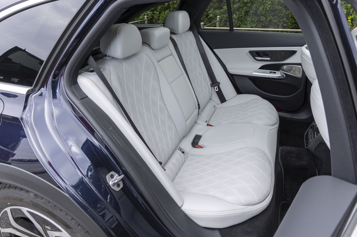 「レザーエクスクルーシブパッケージ」は高価なオプションだが、後席のヒーターも含まれている。広さについては文句なし。