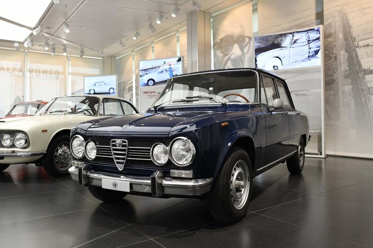 「風がデザインしたクルマ」と言われた「ジュリア」は1962年にデビュー。小型軽量ボディーにDOHC 1570ccエンジン搭載、変速機は5段が標準。ブレーキはディスク。Cd値は0.38という当時としては画期的なものだった。写真のベルリーナに続き、クーペやスパイダーも登場。特に若きG.ジウジアーロの手になるクーペの「スプリントGT」シリーズは1960年代の代表的なスポーツカーとなった。