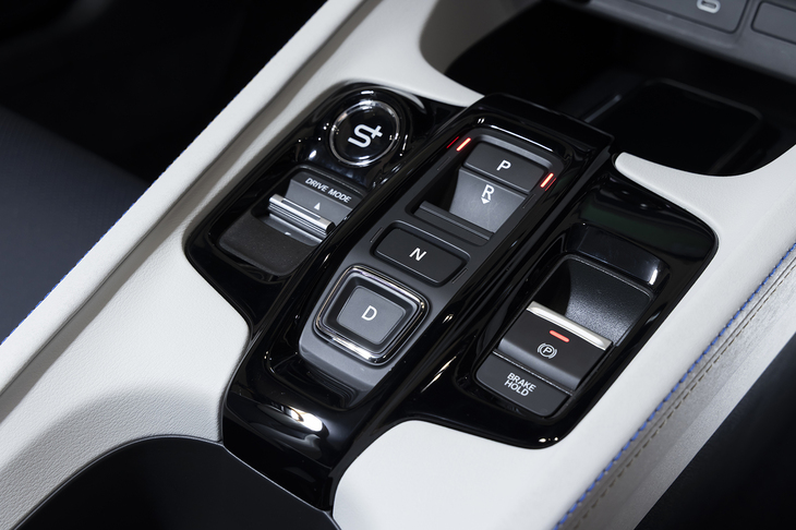 シフトセレクターは最新のホンダ車ではおなじみのプッシュボタン式。「P」の左側に新機軸である「S＋シフト」のボタンが備わっている。