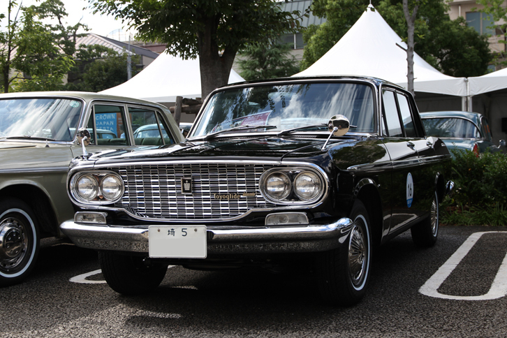 2代目の顔つきはこんな感じ。埼玉トヨタの「トヨペット・クラウン デラックス」。ただしこちらは1963～64年のモデルで、エンジンは直4 OHV 1.9リッター。