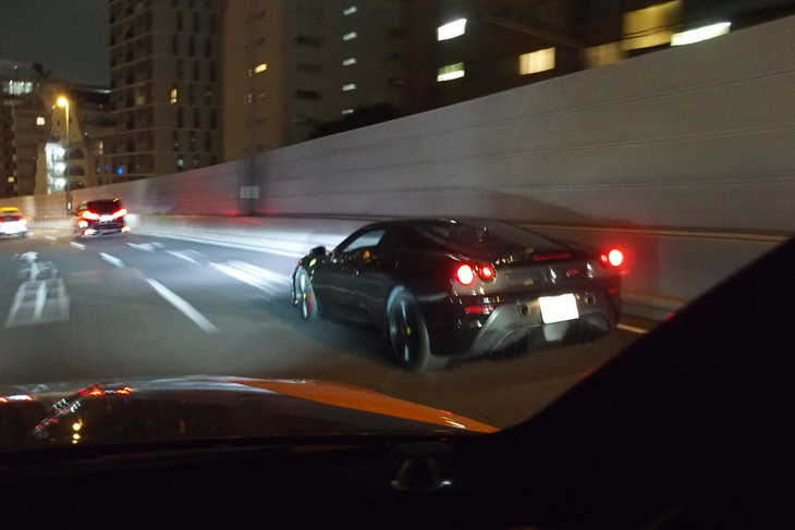 首都高環状線の左側車線を走行中、私が運転する「ウルス ペルフォルマンテ」の右側から、デカいゴキブリのような物体が突然出現した。追い越されるまで死角に隠れて見えなかったが、それは「フェラーリ430スクーデリア」だった。