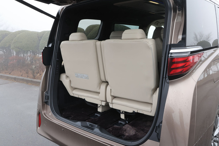 3列目シートのスライド機構を実現しながら、床下に収納スペースを確保。床面は左右が独立した脱着折りたたみ式で、荷物の出し入れがしやすいように配慮されている。