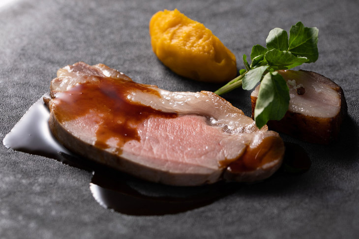 7皿目「黒金豚の伊勢志摩備長炭焼き 蜂蜜風味のガストリックソースで」。黒金豚（純血種のアグー）を伊勢志摩で生産されている備長炭で炭焼きにしている。