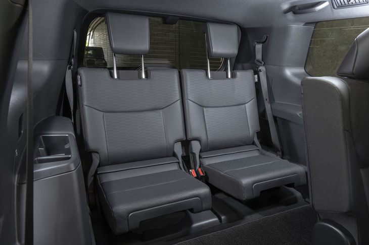 3列目は背もたれを先に展開し、その下から座面が引き出しのように出てくる仕掛け。シートとしてはミニマムだが、格納時のフラットさは見事（写真は後で紹介）。