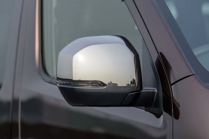 ダーククロムのドアミラーは「グランドプレミアムGX」専用装備だ。