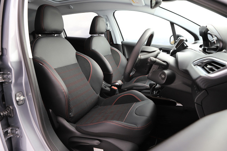 シートはファブリックとテップレザーの組み合わせ。東京－長野間の長距離ドライブも、快適に過ごすことができた。