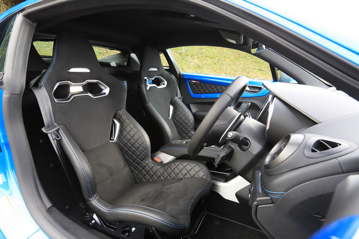 「A110ピュア」には、サベルト製の軽量モノコックスポーツシート（単体重量は13.1kg）が装着される。シート高は、使い捨ての留め具を入れ替えることで3段階に調節可能。