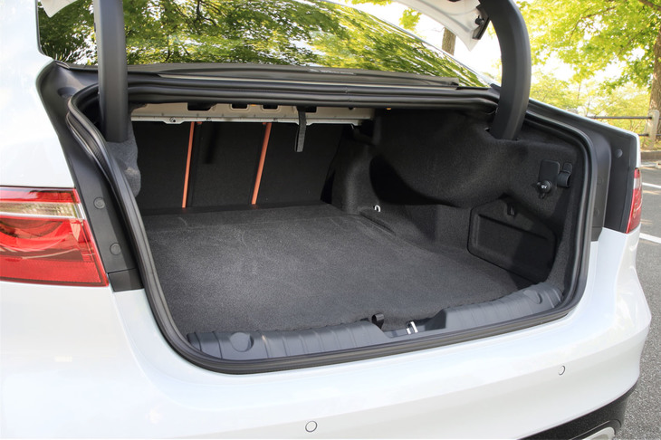 トランクルームの容量は344リッター（VDA計測値）。後席の背もたれには4：2：4の3分割可倒機構が備わる。