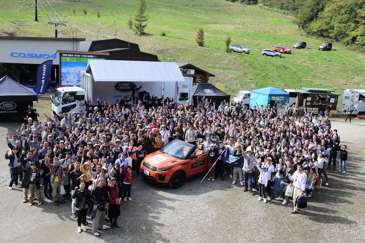 パレードの前に、メインステージ前で記念撮影。中央の「レンジローバー イヴォークコンバーチブル」が先導を行った。