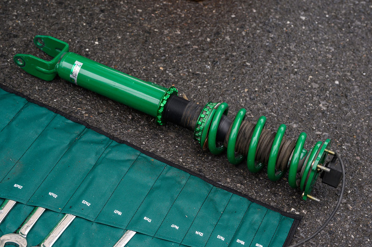 グリーンが鮮やかなテインのダンパー。自動車メーカーの標準装着用パーツを手がけず、高品質なアフターマーケット用製品に特化しているのがテインの特徴だ。