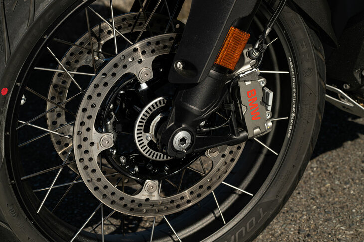 ブレーキは前がφ310mmのダブルディスクに4ピストンラジアルキャリパーの組み合わせ、後ろがφ285mmのディスクに2ピストキャリパーの組み合わせ。フロントには、通常のものより100g軽量なスポーツキャリパーが使用されている。