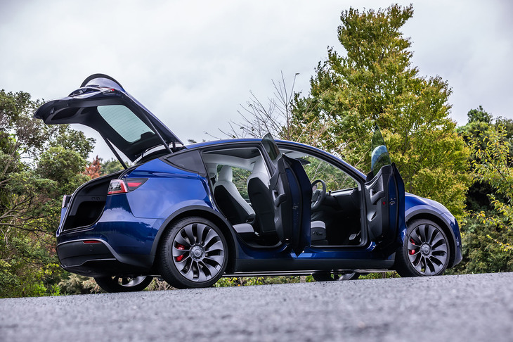 「モデルYパフォーマンス」のボディーサイズは4751×1921×1624mm、ホイールベース＝2890mm。兄弟車である「モデル3」よりもホイールベースが15mm長い。