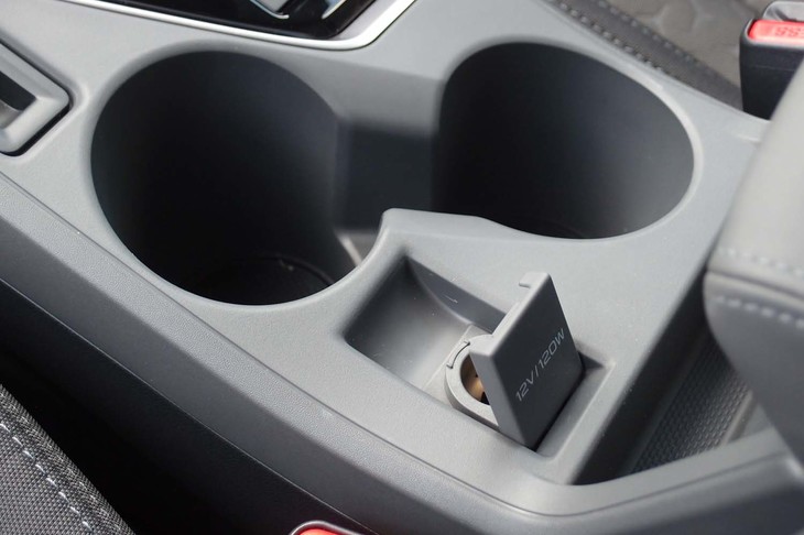 スバル・クロストレック（センターコンソールのカップホルダー）