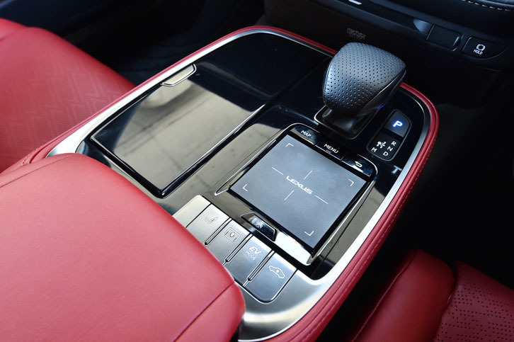 センターコンソールには、シフトノブのほか、インフォテインメントシステムの操作デバイスや、EVモードの選択ボタンが並ぶ。