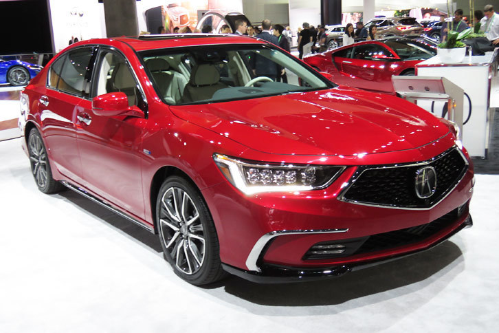 大幅改良を受けた「アキュラRLX（日本名：ホンダ・レジェンド）」には、渋滞時にも車間維持と操舵をアシストする「トラフィックジャムアシスト」が搭載されるのだとか。いやはや、あの日の未来は今の現実である。