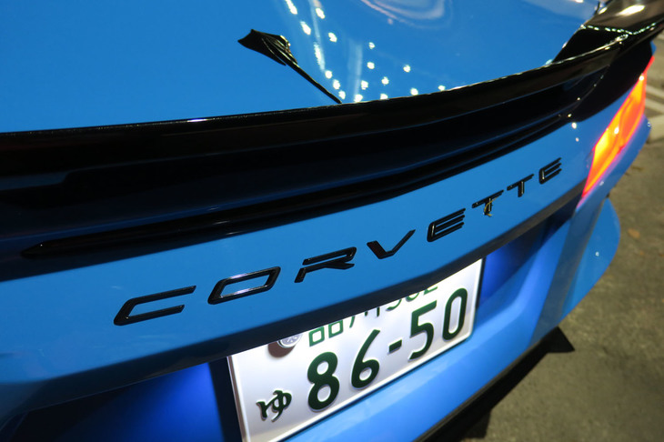 日本では「コルベット」と呼ばれるが、先代に引き続き米本国では「コルベット スティングレイ」という車名になる。その証拠にリアゲート上部には、スティングレイ＝アカエイをモチーフとしたバッジが備わっている。