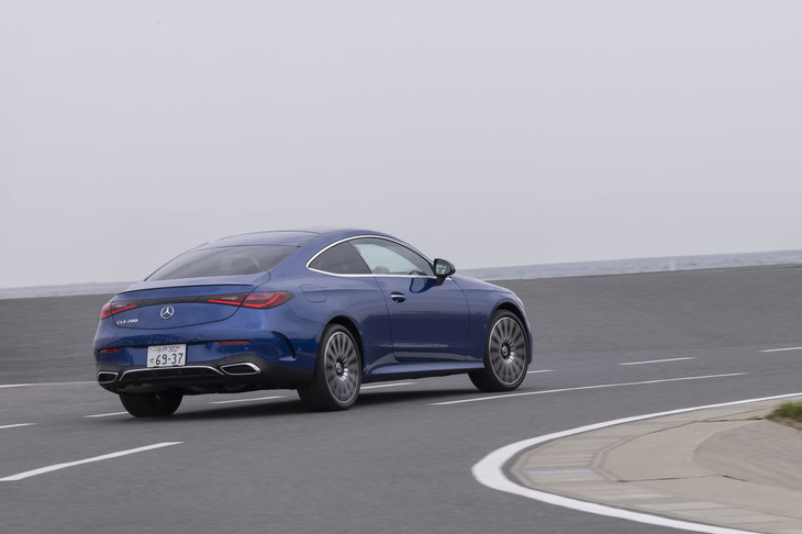 コーナーが連続する区間では、ステアリングを切り込むのと同時にクルマが軽やかに、そして全身で向きを変えていく。速度が高まるほどにクルマとの一体感が強まるような感覚は、絶品である。