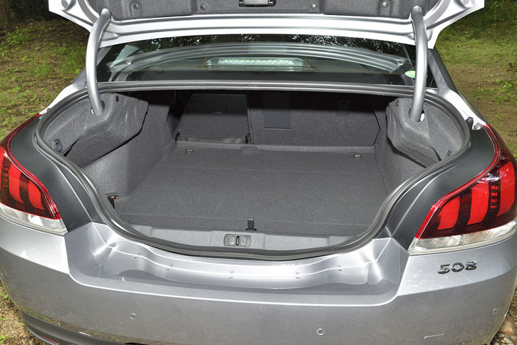 「508GT BlueHDi」のラゲッジルーム容量は515～1381リッター（VDA方式）。