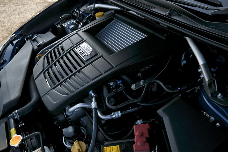 通気抵抗を抑えた吸排気パーツがおごられた、水平対向4気筒ターボエンジン。最高出力300psを発生する。