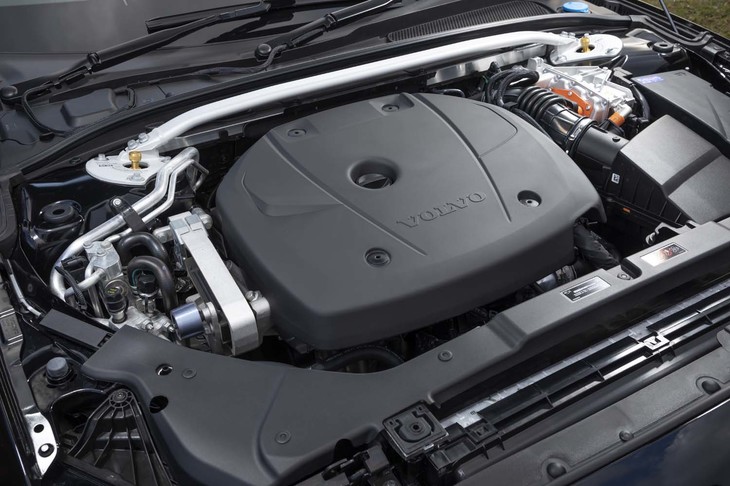 フロントに積まれる2リッター直4エンジンはターボチャージャーとスーパーチャージャーで過給される。カバーの背後には専用装備のストラットタワーバーが見えている。