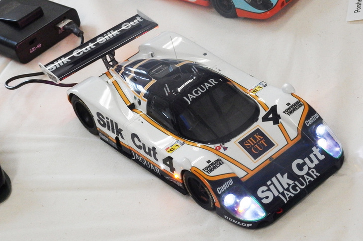 ハセガワ1/24「ジャガーXJR-8 LM」。ルマン仕様なら夜も走るだろう、とライトを点灯式にモディファイ。長時間点灯が可能なようにバッテリーは内蔵ではなく別体式とし、また点灯／消灯はリモコンで行うところがポイント。