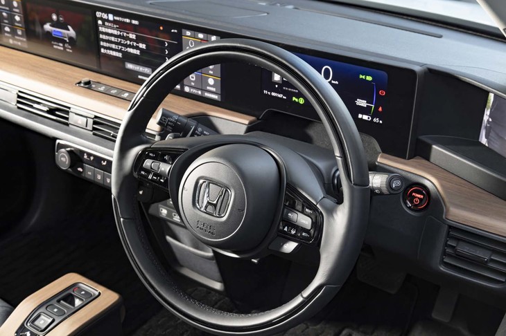 2本スポークのステアリングホイールにはヒーターが標準装備。操舵感は極めて軽い。