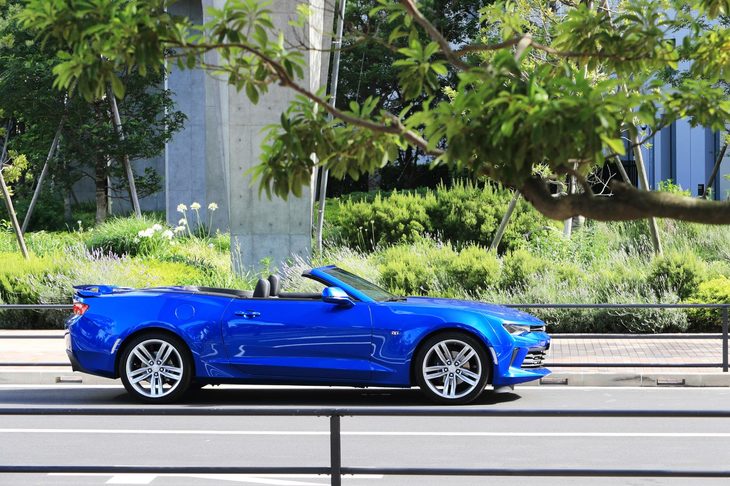 現行型「カマロ」の車両骨格には「キャデラックCTS」などにも使用されるアルファアーキテクチャーが用いられており、アルミやコンポジット素材の採用、緻密なCAD設計などにより、従来モデルより28％高いフレーム剛性と、90kgの軽量化を実現している。