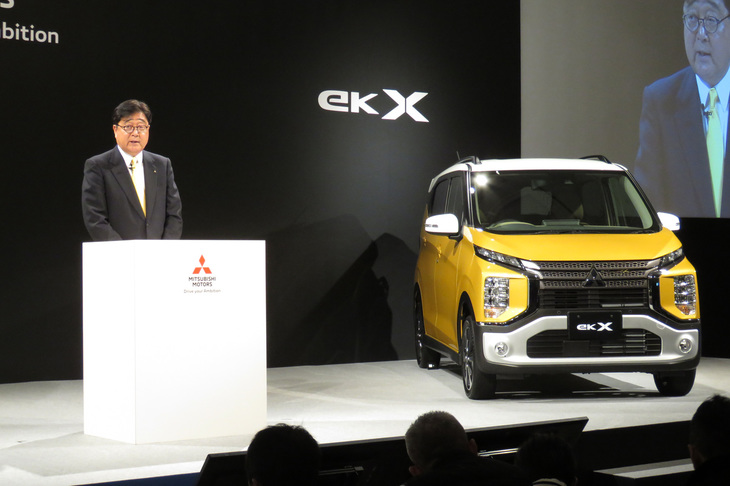 益子CEOと「三菱eKクロス」。新型「eKワゴン」および「eKクロス」は、従来モデルから全てを刷新した自信作であり、月間販売台数4000台という意欲的な目標も、必ず達成できると意気込みを述べた。