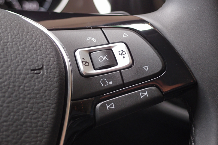 「Guide＆Inform」の機能は、音声認識でも操作可能。音声入力のスタートボタンは、ステアリングホイールのスポーク部に装備される。