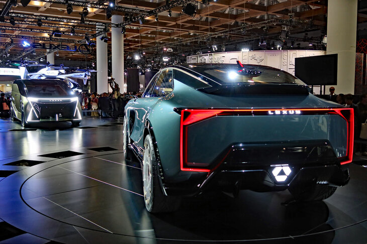 今回のJMSでは、「LS」の名を冠するコンセプトモデルが、実に3台も登場した。写真右手前は「LSクーペ コンセプト」、同左奥が「LSコンセプト」。