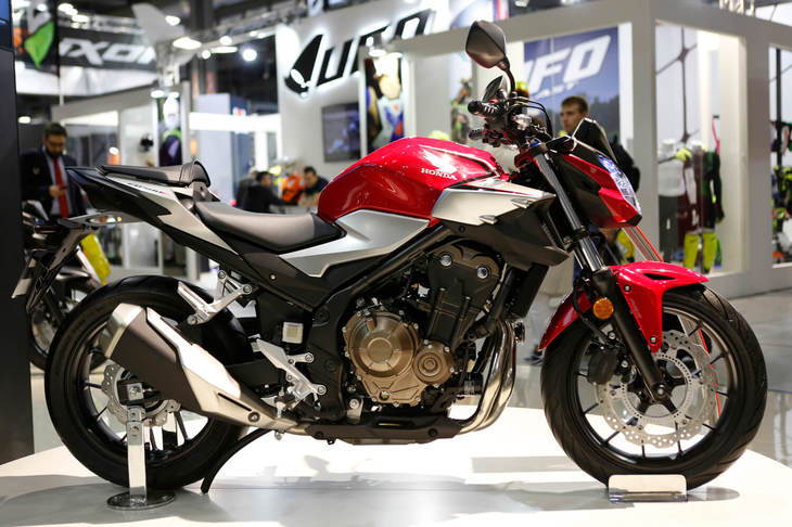 並列2気筒エンジンを搭載した「ホンダCB500F」。2013年から累計で実に7万5000台も販売されている人気モデルだ。新型では新しいボディーデザインを採用。灯火系をすべてLEDに変更したほか、中回転域でのトルク特性を改善し、扱いやすさをさらに向上させた。