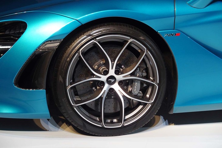 タイヤサイズは、前245/35ZR19、後ろ305/30ZR20。ブレーキにはカーボンセラミック製のディスクとアルミニウム製キャリパー（前6ピストン、後ろ4ピストン）を採用している。