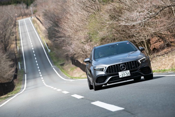 車両本体価格が798万円にものぼる「A45 S 4MATIC＋」だが、走行性能が強化されているだけでなく、ADASやカーナビゲーション、ETC2.0車載器など、ノーマルの「Aクラス」ではオプションとなるアイテムがフル装備されている。