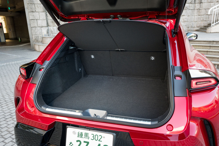 397リッターの荷室容量は「ヤリス クロス」と同程度。トノカバーは真ん中で折りたたんで床下に収納できる。
