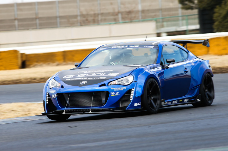 筑波サーキットのコース1000において、現役レーシングドライバーによるレーシングマシンのデモンストレーション走行も行われた。写真は「ポテンザRE-71RS」が装着された430PSを発生するオート・プロデュース・ボスの「スバルBRZ改」。スーパー耐久などで活躍する井口卓人選手がステアリングを握った。