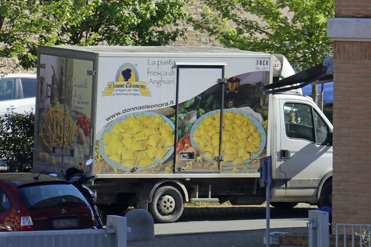 （写真C）。トスカーナの生パスタ製造業者であるドンナ・エレオノーラのトラック。
