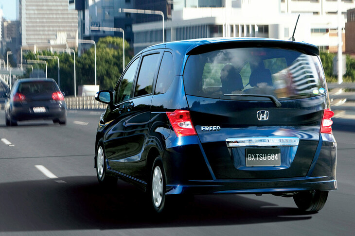 初代「フリード」の後ろ姿。　
	清水「この、下すぼまりなテールゲートの形もよかったんだよ～」　
	ほった「見るところがそこって、マニアックすぎませんか？」