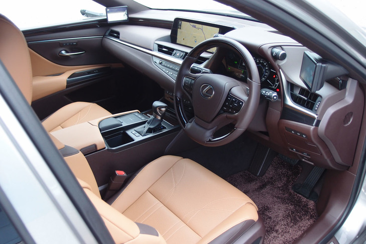 インテリアの装備類は、ドライバーが姿勢や視線を変化させることなく操作できるよう配置されている。