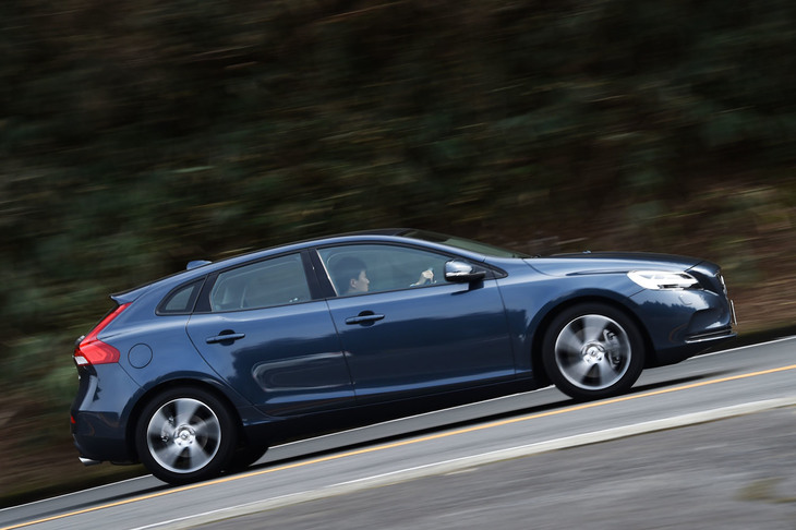 ワインディングロードを駆け抜ける「V40 T3モメンタム」。クーペを思わせる流麗なサイドビューは、同車のセリングポイントのひとつ。