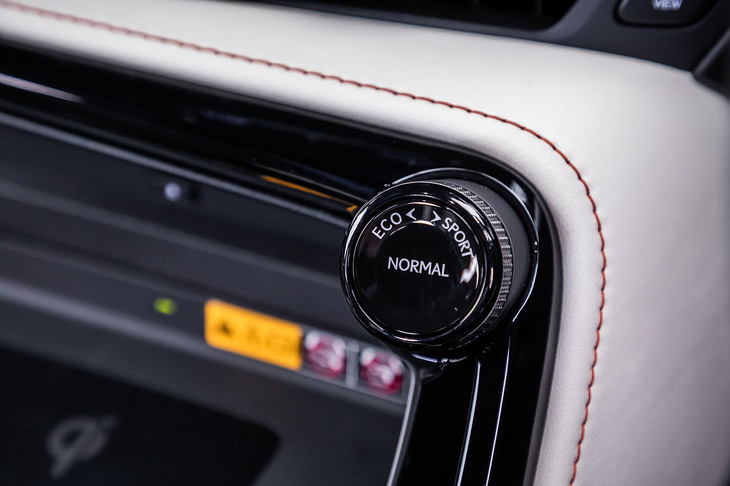 NX450h＋“バージョンL”（ドライビングモードセレクター）