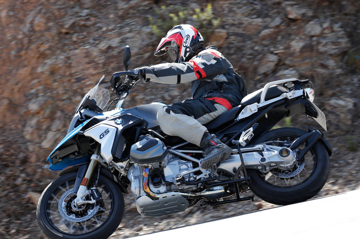 新しいエンジンはマイルドで太いトルクとスムーズな回転フィールが身上。配布資料の性能曲線を見ると、発生トルクは中回転域を越えるまで右肩上がりを続け、カムが切り替わる5000rpmをピークに一旦下がり、6500rpmで最大値となる143Nmに達する。