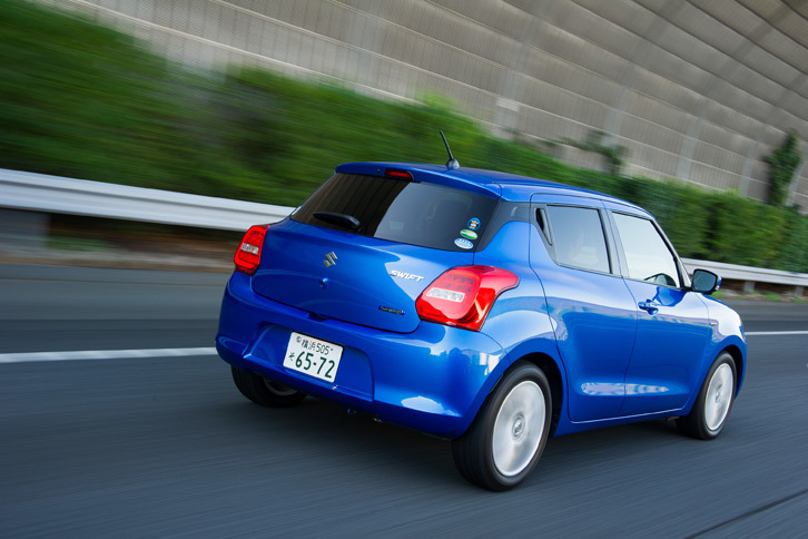 フルハイブリッド車の「スイフト」の燃費は、マイルドハイブリッド車の27.4km/リッターに対し、32.0km/リッターとなっている（JC08モード）。