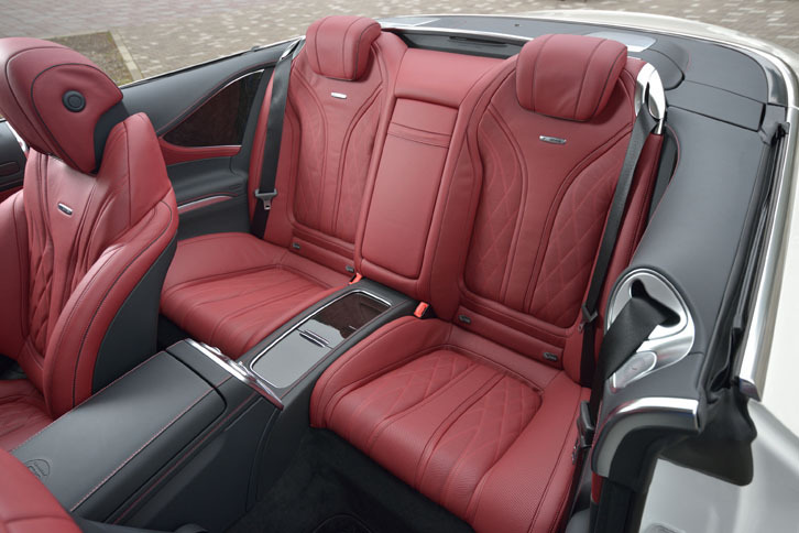 定員2人の後席。左右シート間のアームレスト部には、荷室からのトランクスルー機構も備わる。