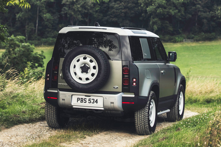 イギリスといえばランドローバーの“本国”なのに、なぜかいまだに「90」の価格が発表されておらず。ひょっとしたら現地では、日本と同じように「メーカーは本国市場をおろそかにするな～！」との声が上がっているかもしれない。