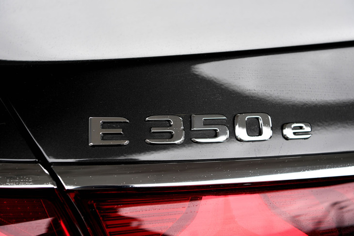 【メルセデス・ベンツE350eスポーツ エディションスターのスペック】
	ボディーサイズ：全長×全幅×全高＝4960×1880×1485mm／ホイールベース：2960mm／車重：2210kg／駆動方式：FR／エンジン：2リッター直4 DOHC 16バルブ ターボ／モーター：交流同期電動機／トランスミッション：9段AT／エンジン最高出力：204PS（150kW）/6100rpm／エンジン最大トルク：320N・m（32.7kgf・m）/2000-4000rpm／モーター最高出力：129PS（95kW）/2100-6800rpm／モーター最大トルク：440N・m（44.9kgf・m）/0-2100rpm／システム最高出力：312PS（230kW）／タイヤ：（前）245/40R20 99Y XL／（後）275/35R20 102Y XL（ミシュランeプライマシー）／燃費：12.6km/リッター（WLTCモード）／価格：988万円
	
	【取材時の燃費データ】
	テスト距離：298.5km（市街地1：高速道路8：山岳路1）／使用燃料：22.4リッター（ハイオクガソリン）／参考燃費：13.3km/リッター（満タン法）／14.2km/リッター（車載燃費計計測値）