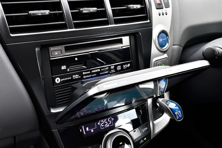 BDやDVD、CDを視聴する場合はモニターを手動で前に倒すとディスクスロットが現れる。本体部分は2DINサイズだから取り付け可能車種は豊富。