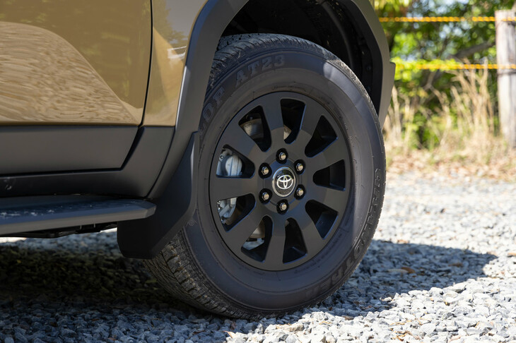 標準のタイヤサイズは、「ZX」が265/60R20、「ZX“ファーストエディション”」「VX“ファーストエディション”」（ディーゼル車）が265/70R18、「VX」「VX“ファーストエディション”」（ガソリン車）が265/65R18、「GX」が245/70R18となっている。