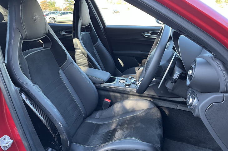 カーボンシェルを採用するスポーティーなデザインのシートはスパルコ製。14スピーカーと900Wアンプで構成される「harman/kardonプレミアムオーディオシステム」も標準で装備される。