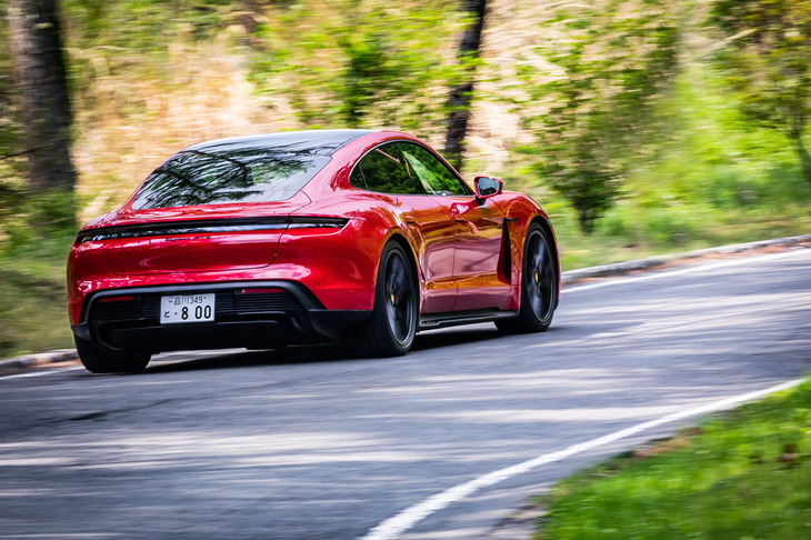 「タイカンGTS」は前後車軸に各1基のモーターを搭載した4WDパワートレインを搭載。最高出力は598PS（ローンチコントロール使用時）で、0-100km/h加速タイム3.7秒、最高速250km/hを誇るパフォーマンスと、一充電あたりの航続可能距離が504km（WLTPモード）というバランスのとれた走行性能がセリングポイントだ。