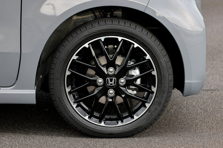 「N-BOXカスタム」には「コーディネートスタイル」と呼ばれる上級グレードも設定。ダーククロームのドアハンドルやブラック塗装と切削加工を組み合わせたアルミホイール、カーボン調アクセントを施した合成皮革のシートを装備し、ブラックのツートンルーフも選択可能としている。